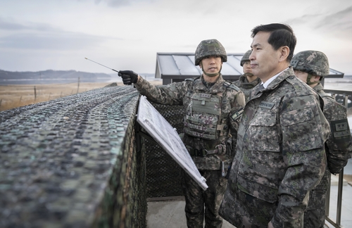 김선호 국방대행, 9사단 경계부대 장병 격려