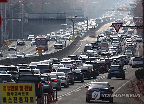 설날 귀경길 고속도로 정체 절정…부산→서울 7시간 20분