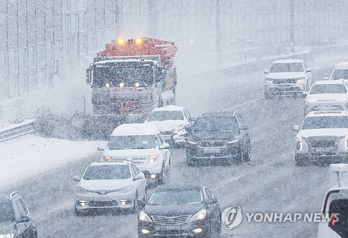 연휴 마지막 날 곳곳 눈…아침 최저 -10도 안팎 강추위