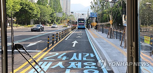 창원 BRT 구간에도 노면 색깔 유도선 설치한다…조례 개정