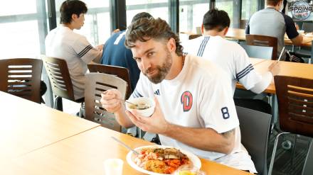 호주에서 설 맞은 두산 케이브 "나이 든다길래 떡국 뱉을 뻔...맛있어요!"