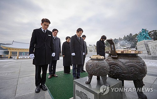 이재명, 대전현충원 참배…순직 채해병 묘역에도 헌화