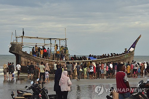 로힝야족 난민 100여명 태운 목선 또 인도네시아 도착