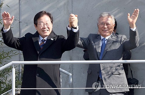 文 "통합이 당 앞길에 매우 중요" 이재명 "그런 행보할 것"