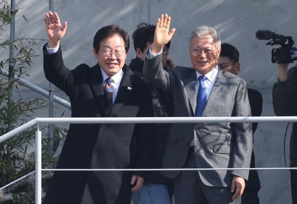 文, 이재명 만나 "통합·포용 행보, 민주당 앞길에 중요"