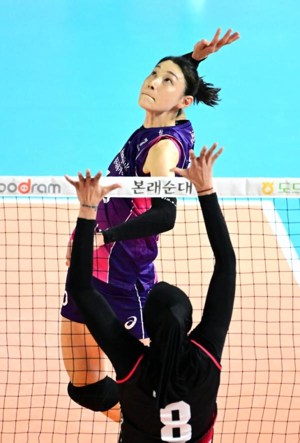 김연경(흥국생명)이 30일 대전 충무체육관에서 열린 2024~25 프로배구 V리그 여자부 경기에서 정관장 주포인 메가왓티 퍼티위를 앞에 두고 공격을 시도하고 있다. 흥국생명은 이날 정관장을 3-2로 이기며 4연승으로 선두를 달렸다.한국배구연맹 제공