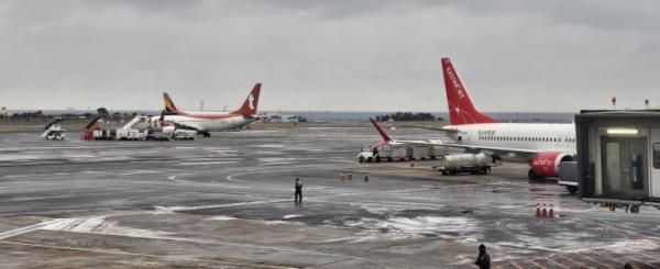 31일 오전 10시쯤 제주에서 김포로 출발예정이었던 이스타항공이 이륙하려다가 항공기 이상으로 램프리턴후 점검 한 뒤 2시간여만에 다시 출발하는 사태가 빚어져 승객들이 불편을 겪었다. 사진은 최근 제주공항 활주로 모습. 제주 강동삼 기자