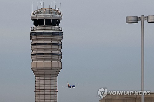 트럼프, '여객기 충돌' 헬기에 "고도 제한 보다 높게 날아"