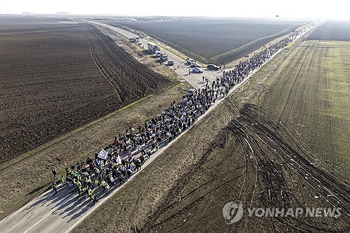 세르비아 반정부 시위대에 또 車돌진…친정부 폭력배 행패도