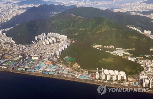 부산 사상구 승학산 암자서 불…2시간 만에 진화