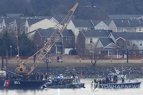 "충돌 참사 빚은 미 군용 헬기, 고위직 대피 비밀훈련 중이었다"