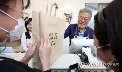 文 "대통령은 책 많이 읽어야…책 안읽는 정치는 나라 추락시켜"