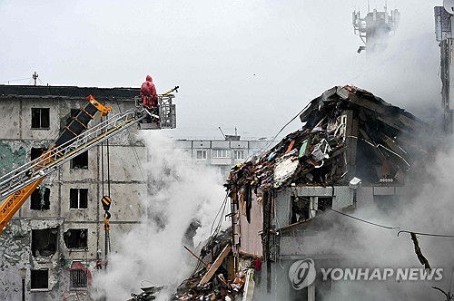 러, 우크라 동부 주요 방어선 진입…공습에 민간인 8명 사망