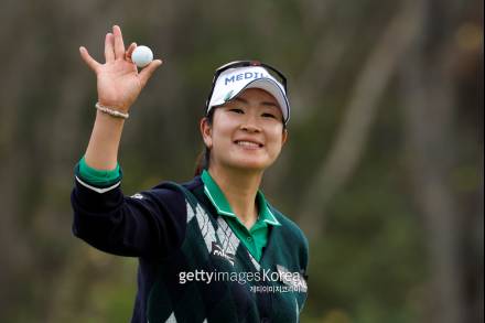 '환상 벙커샷 이글' 김아림, LPGA 개막전 3R 선두 질주…통산 3승 보인다