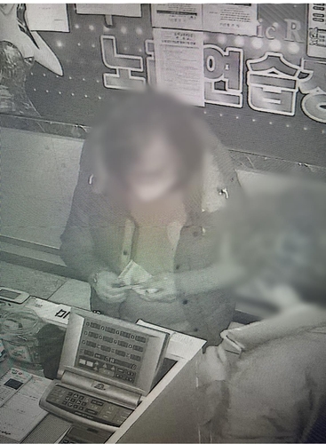 '술 판매·도우미 고용' 노래방 업주들 협박해 수천만원 뜯어