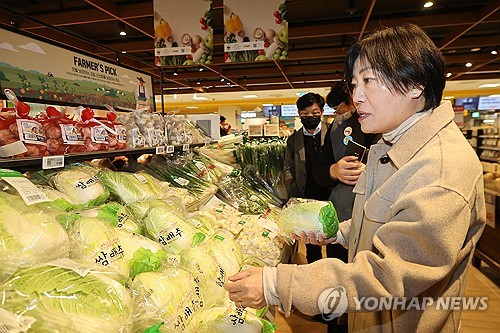 농식품부 장관 "설 이후에도 가격 급상승 품목 할인 지원"