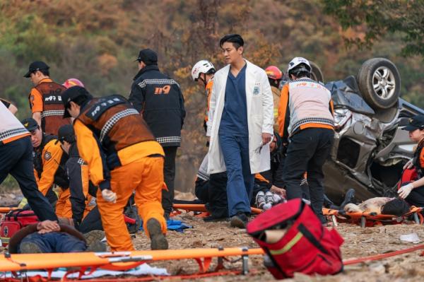 ‘중증외상센터’ 글로벌대박센터…설 드라마 대전서 ‘오겜2’ 인기 추월