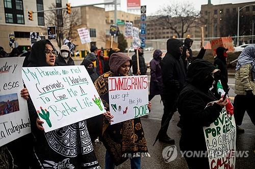 똘똘 뭉친 美이민자들…대대적 불체자 단속에 SNS로 조직적 대응