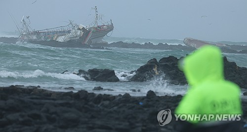 제주 어선 좌초로 실종된 30대 외국인 선원 시신 발견(종합)