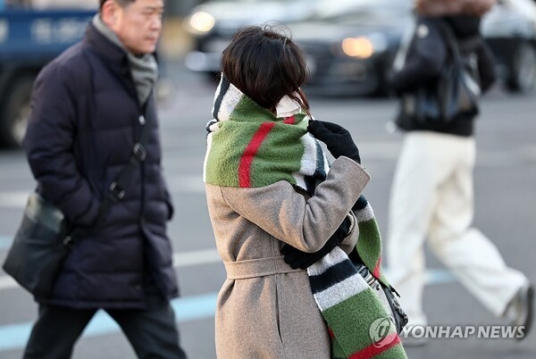 화요일인 4일 오전 전국이 -10도를 웃도는 등 최강 한파가 찾아왔다.  낮 최고 기온도 영하권에 머물고 바람까지 강하게 불면서 체감온도는 더욱 낮겠다. [사진=연합]