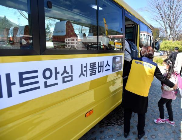 어린이가 스마트폰으로 호출… 화천군 '스마트 안심셔틀' 큰 호응