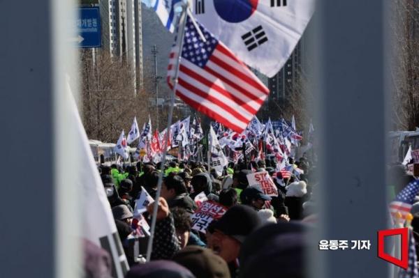 김윤 “尹 지지자들, 성조기 제발 그만…트럼프는 관심 없어”