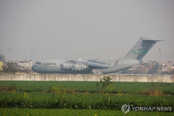 '불체자 추방' 트럼프 때문에…美 군용기 탄 인도인 104명 본국 도착