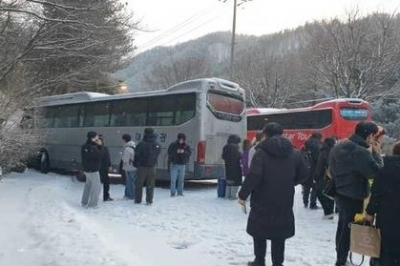 눈길에 미끄러진 견인차량… 70대 버스기사 치여 숨져