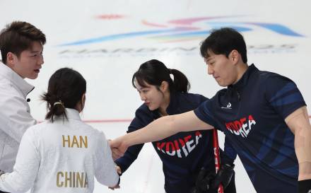 '中에 완벽 설욕' 컬링 김경애-성지훈 은메달 확보, 결승전 한일전 성사