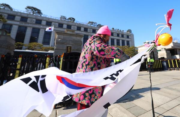 디시인사이드에 '헌재 평면도' 올라와 경찰 수사