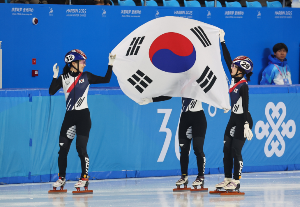 8일 중국 하얼빈 헤이룽장 빙상훈련센터 다목적홀에서 열린 하얼빈 동계아시안게임 쇼트트랙 여자 500m 결승에서 금메달을 획득한 최민정, 은메달을 획득한 김길리, 동메달을 획득한 이소연이 태극기를 들고 세리머니를 하고 있다. 2025.2.8 하얼빈 연합뉴스