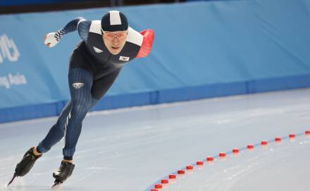 ‘빙속 간판’ 이승훈, 5000m 4위…3연패 불발 [하얼빈 AG]