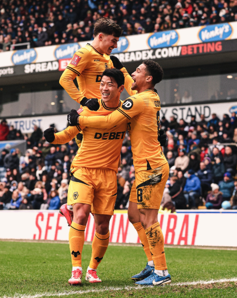 황희찬, 블랙번전에서 부상으로 교체…울버햄튼 2-0 승리