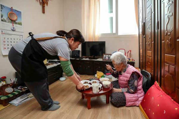 "퇴원한 독거노인 방치하면 큰일…집까지 따라가봐유"[내 집을 시니어하우스로]