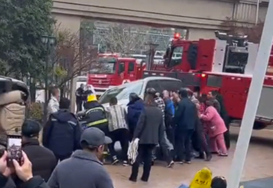 중국에서 한 아파트 화재 현장으로 향하던 소방차가 불법주차 차량에 막혀 진입하지 못하는 상황이 일어나자, 주민들이 직접 해당 차들을 밀어낸 사연이 전해졌다. 웨이보 캡처