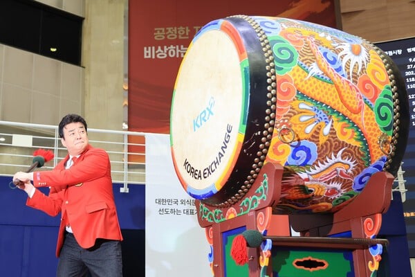 백종원 더본코리아 대표가 6일 오전 서울 영등포구 여의도 한국거래소 홍보관에서 열린 더본코리아 코스피 상장 기념식에 참석해 기념북을 치고 있다. [사진=연합] 