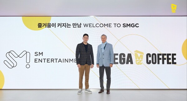 12일 서울 성수동 SM엔터테인먼트 본사에서 진행된 'SMGC 프로젝트를 위한 업무협약식'에서김대영 (주)앤하우스-메가MGC커피 회장(사진 오른쪽)과 탁영준 SM엔터테인먼트 공동대표(왼쪽)가행사 후 기념촬영을 하고 있다. [사진=메가MGC커피]