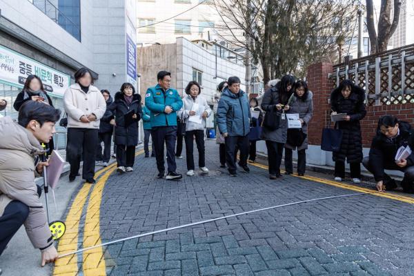 “어린이 안전이 최우선”... 박강수 마포구청장, 소의초등학교 통학로 점검