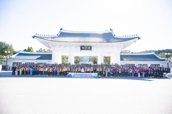 국제라이온스협회 354-D지구 회원들이 지난해 9월 23일 한국을 방문한 파브리시오 올리베이라 국제회장과 함께 국립현충원을 참배한 뒤 기념사진을 찍고 있다.국제라이온스협회 354 D지구 제공