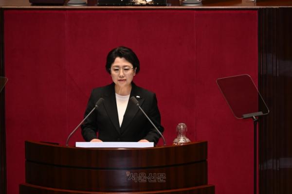 비교섭단체 연설 중인 김선민 조국혁신당 대표 권한대행 김선민 조국혁신당 대표 권한대행이 12일 국회에서 열린 본회의에서 비교섭단체 대표연설을 하고 있다.안주영 전문기자