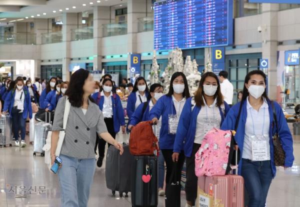 지난해 8월 외국인 가사관리사 시범사업에 참여하는 필리핀 가사관리사들이 인천국제공항 제1터미널을 통해 입국한 뒤 버스로 이동하고 있다.  공항사진기자단