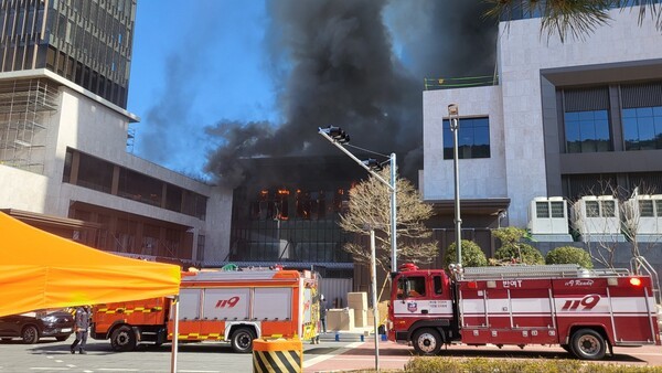 14일 부산 기장군 반얀트리 호텔 신축공사장에서 불이 나고 있다. [사진=연합]