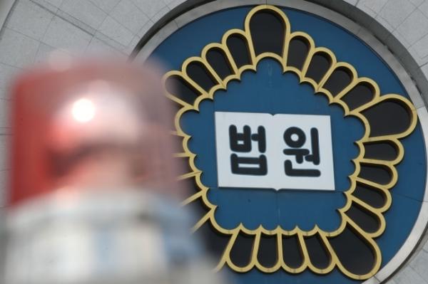 ‘동료 휴대폰 슬쩍’…유심칩 훔쳐 795만원 결제한 공무원 벌금형