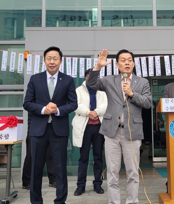 이재준 수원시장이 축사를 하고 있다.(우) 왼쪽은 이요림 자유총연맹 수원시지회장 [사진=중앙이코노미뉴스]