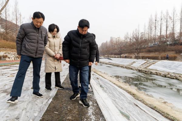 박강수 마포구청장, 월드컵천 청보리 식재 현장 점검