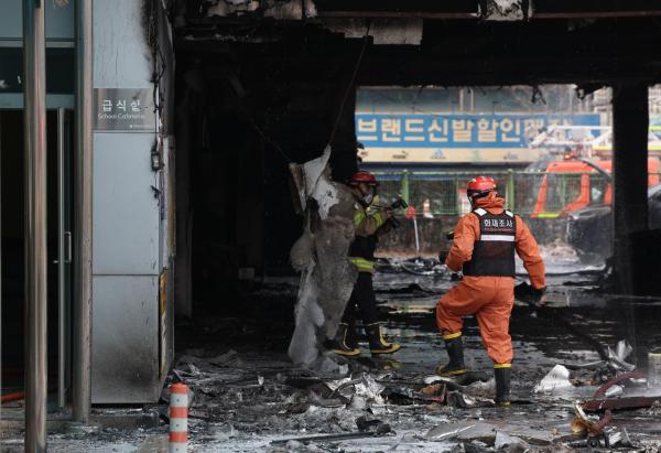 성동구 무학여고 화재 2시간 만에 불길 잡아…차량 9대 전소(종합)