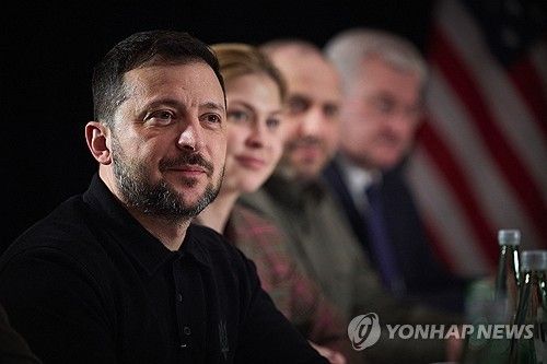 "트럼프, 휴전 후 우크라에 미군 배치…우크라 희토류 50% 요구"