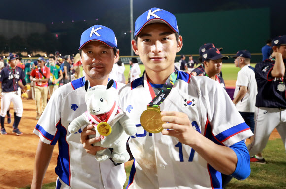 2018 자카르타-팔렘방 아시안게임 결승 한국과 일본의 경기에서 3-0으로 승리하며 우승을 차지한 한국 이정후(오른쪽)와 이정후의 아버지 이종범 주루코치가 금메달을 들고 기념촬영을 하고 있다. 연합뉴스