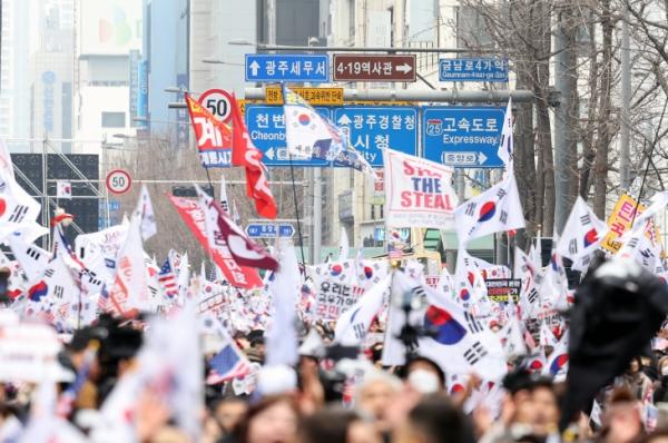 탄핵심판 막판 여론전 가열…하야설 논란엔 “완전 허구”