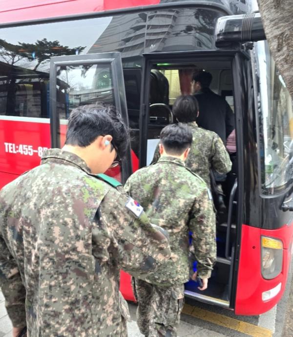 서울 영등포구 예비군들이 무료 수송버스에 탑승하고 있다. 영등포구 제공